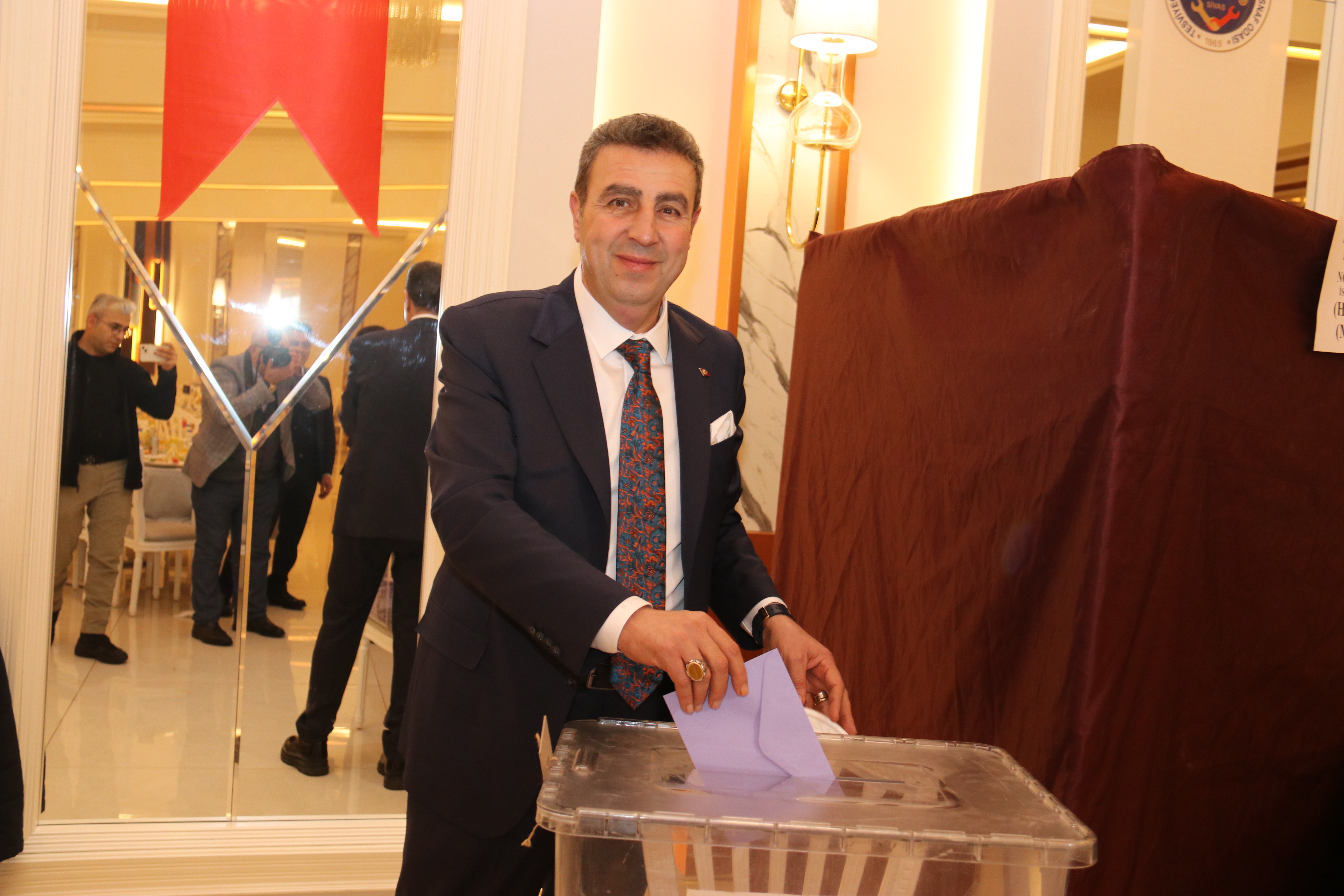 HAKAN DEMİRGİL GÜVEN TAZELEDİ