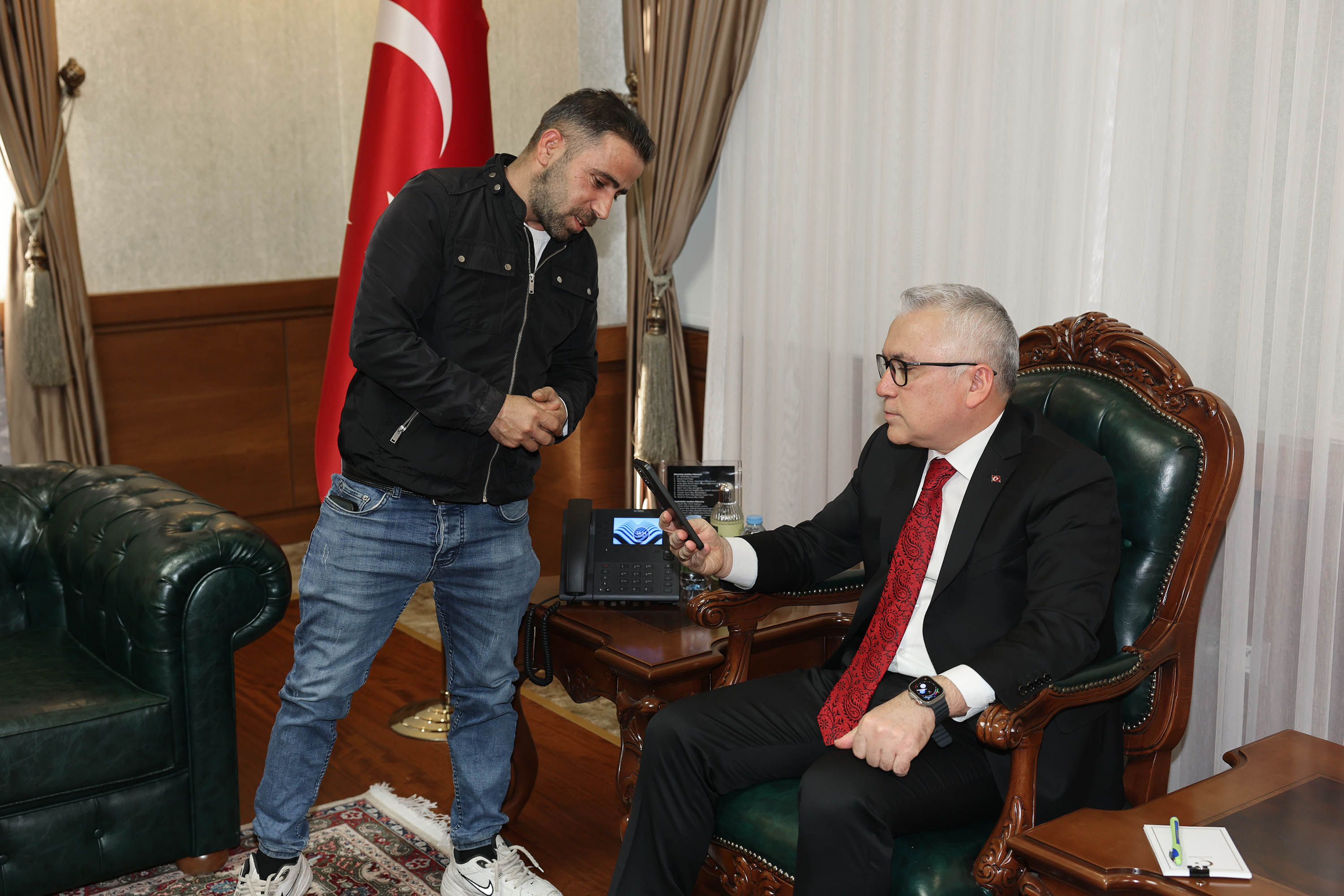 Vali Yılmaz Şimşek, Kardan Kız Kulesi Yapan Çocukları Makamında Ağırladı