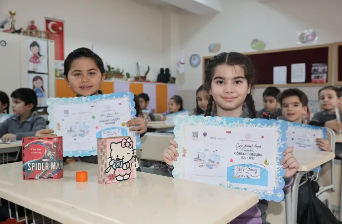 Vali Yılmaz Şimşek Öğrencilerin Karne Heyecanına Ortak Oldu