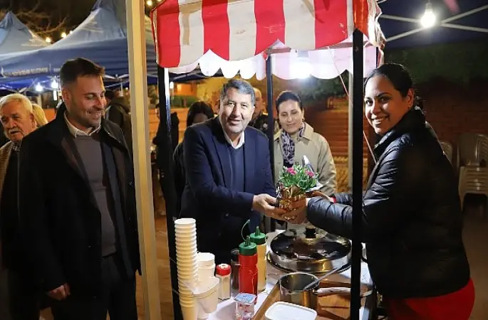 Bayındır'da Müzik ve Çiçeklerle Dolu Akşam: Kadınlar Günü Ramazan Sokağı'nda Kutlandı