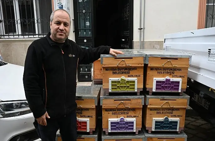 Büyükşehir'den Sel Mağduru Arıcıya Kovan Desteği