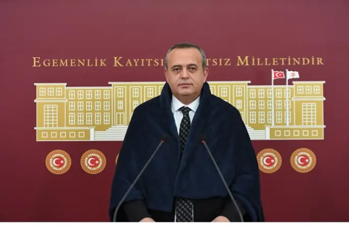 DEVA Partili Ertuğrul Kaya'dan battaniyeli protesto: “Vatandaşın belini büken bu fahiş artışlara artık son verin”