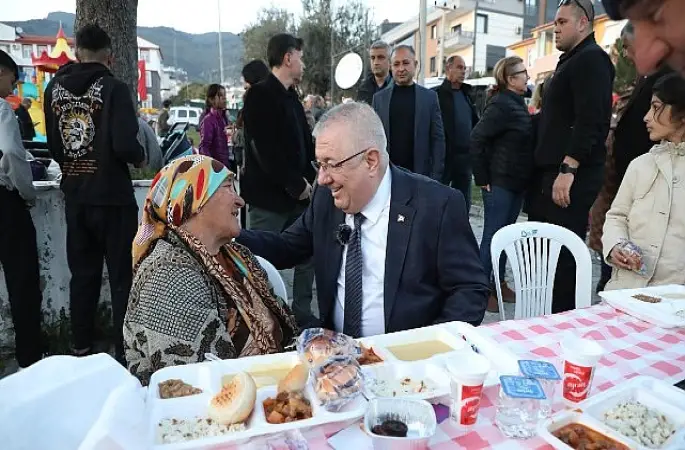 Edremit Belediyesi iftar sofraları Altınoluk'ta kuruldu