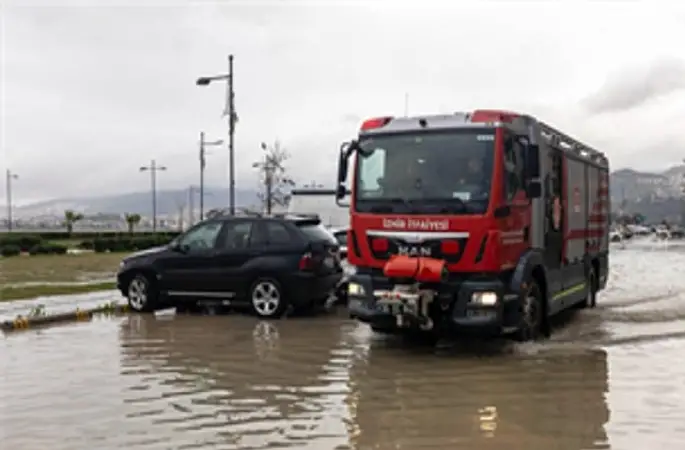 Ege kıyılarında basınç 991 mb'a düştü, deniz 85 santimetre yükseldi