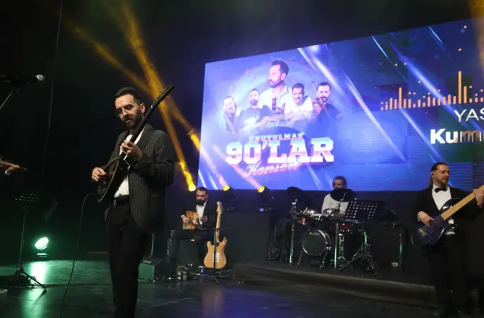 Enes Kayalar Pop Orkestrası, 90’lara damga vuran hit parçalarla sahnede unutulmaz bir gece yaşattı