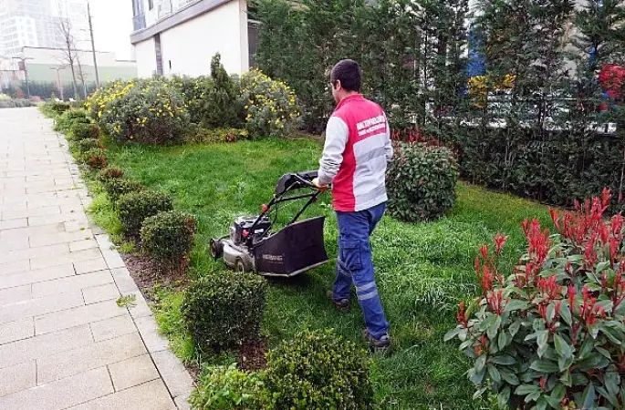 Maltepe Belediyesi'nin parkları bayrama hazırlanıyor