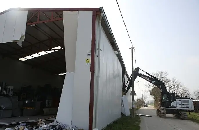 Nilüfer'de tarım alanındaki 900 metrekarelik kaçak yapı yıkıldı